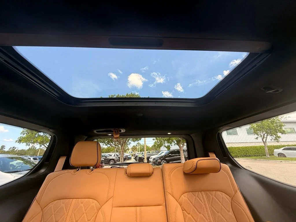 New 2026 Bright White Clear-Coat Exterior Paint Jeep Summit Reserve image 28