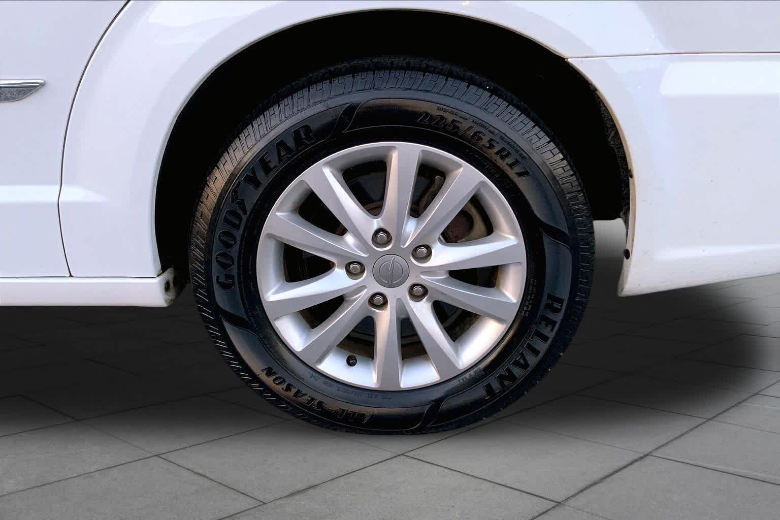 Used 2016 Bright White Clearcoat Chrysler Limited Platinum image 10