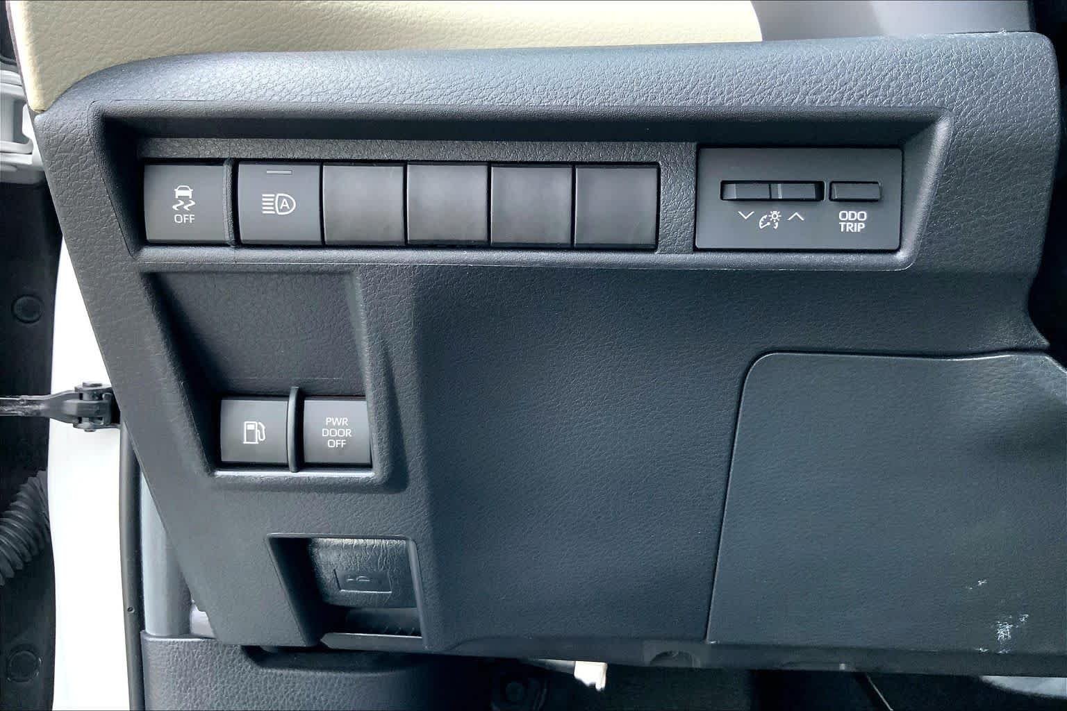 Used 2024 Wind Chill Pearl Toyota XLE image 33