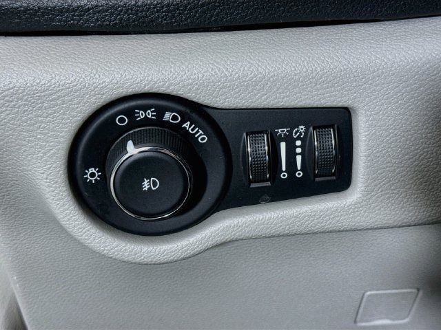 Used 2020 Gray Chrysler Limited image 10