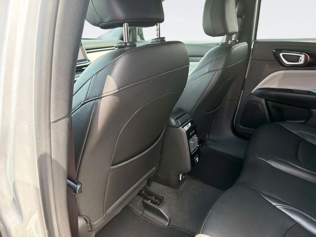 Used 2025 Silver Jeep Limited image 13