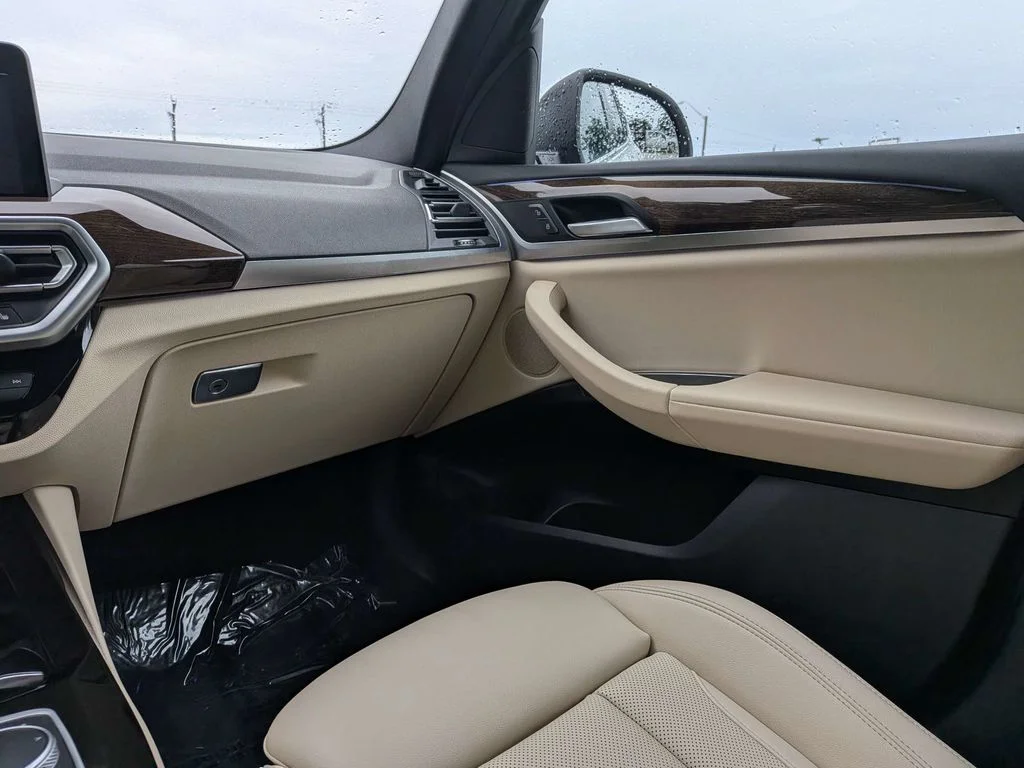Used 2022 White BMW sDrive30i image 17