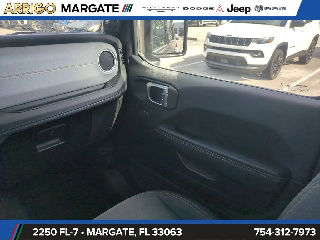Used 2025 Granite Crystal Metallic Clearcoat Jeep Sahara image 18