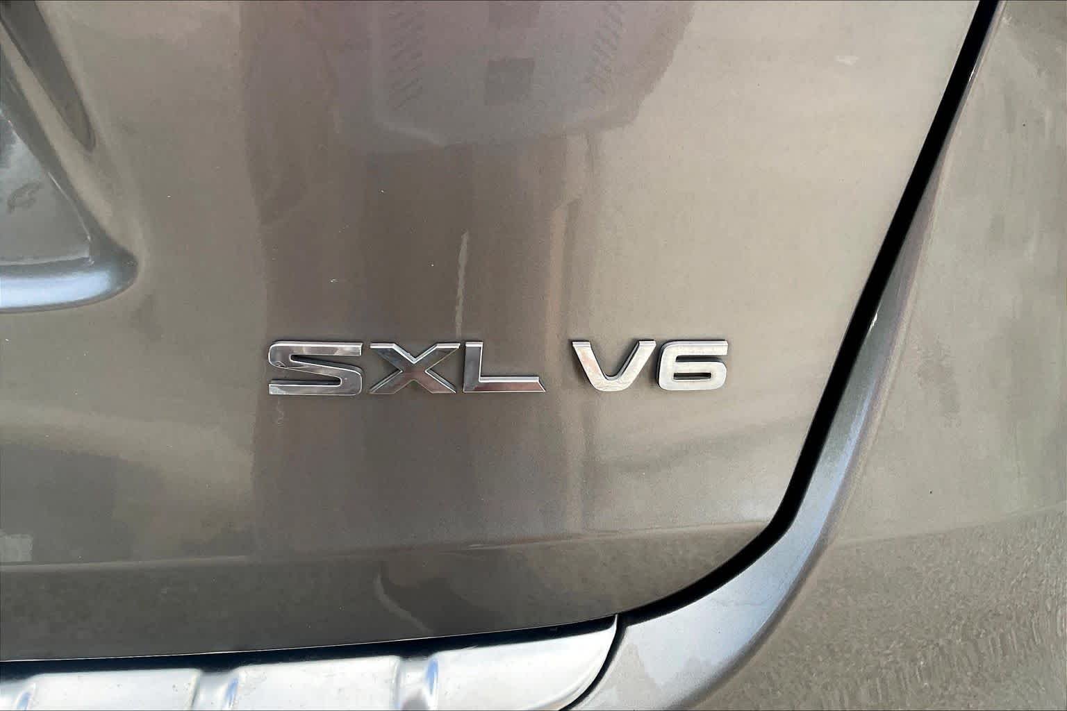 Used 2016 Titanium Silver Kia SXL image 10