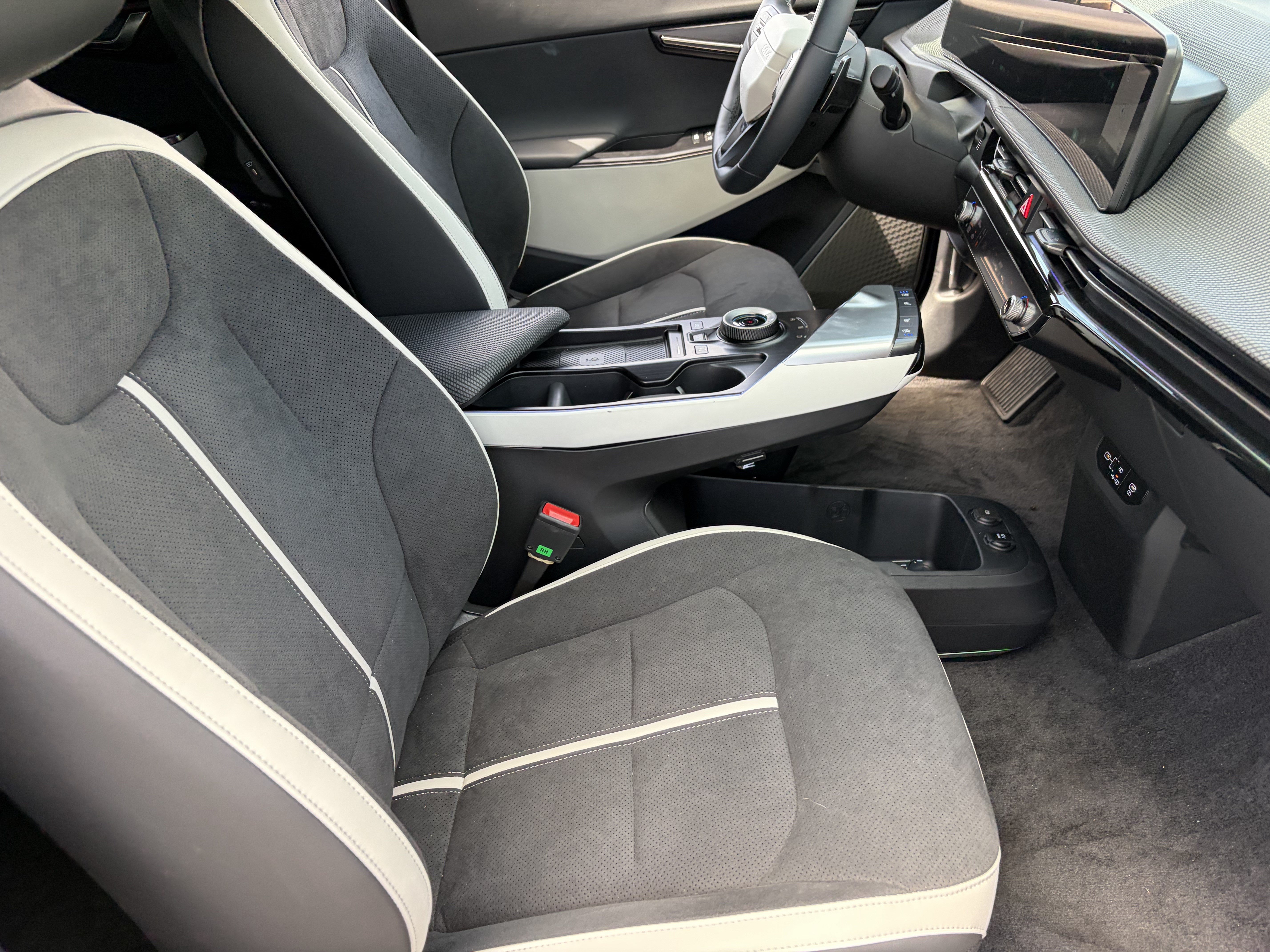New 2026 Wolf Gray Kia GT-LINE image 9