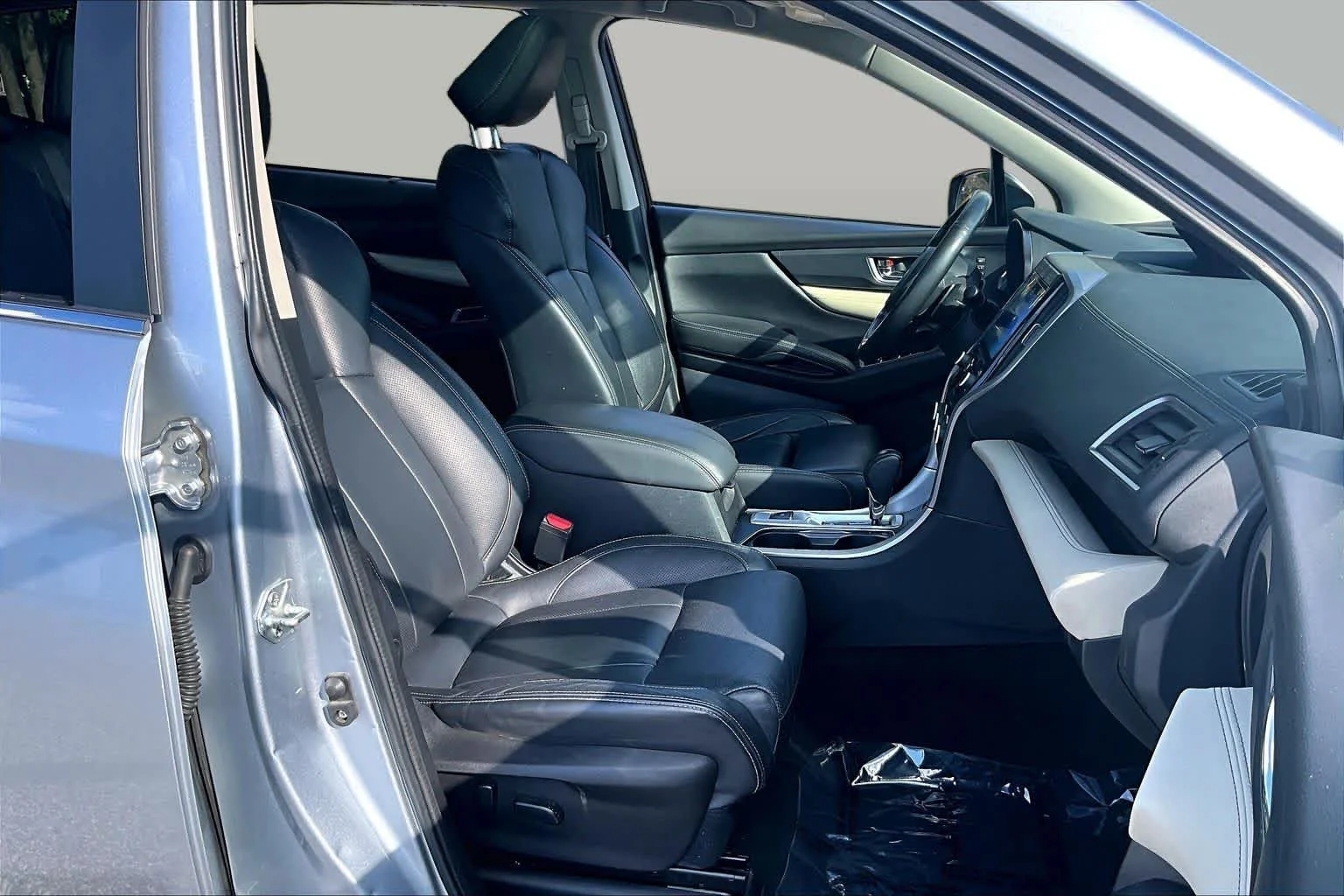 Used 2022 Ice Silver Metallic Subaru Limited image 9