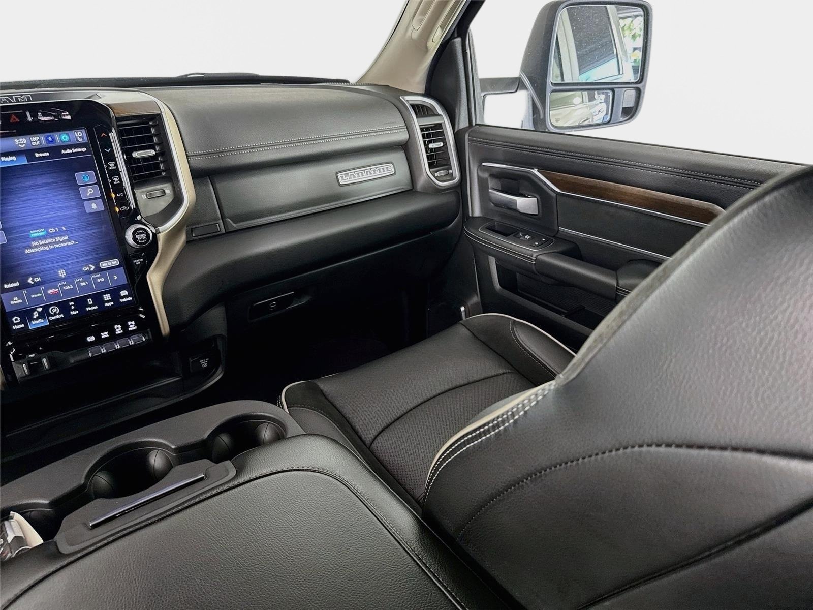 Used 2024 Billet Silver Metallic Clearcoat Ram Laramie image 22