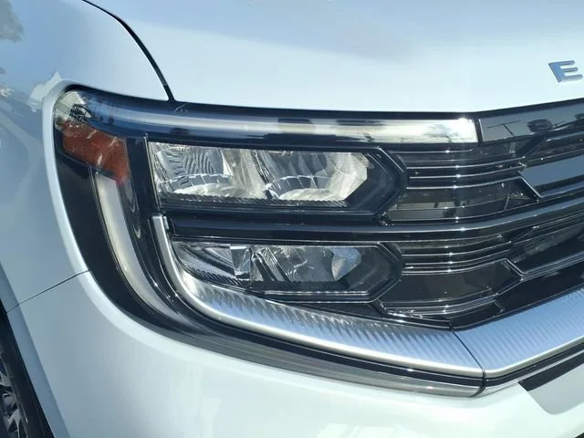 Used 2025 Space Silver Me Ford Platinum image 2
