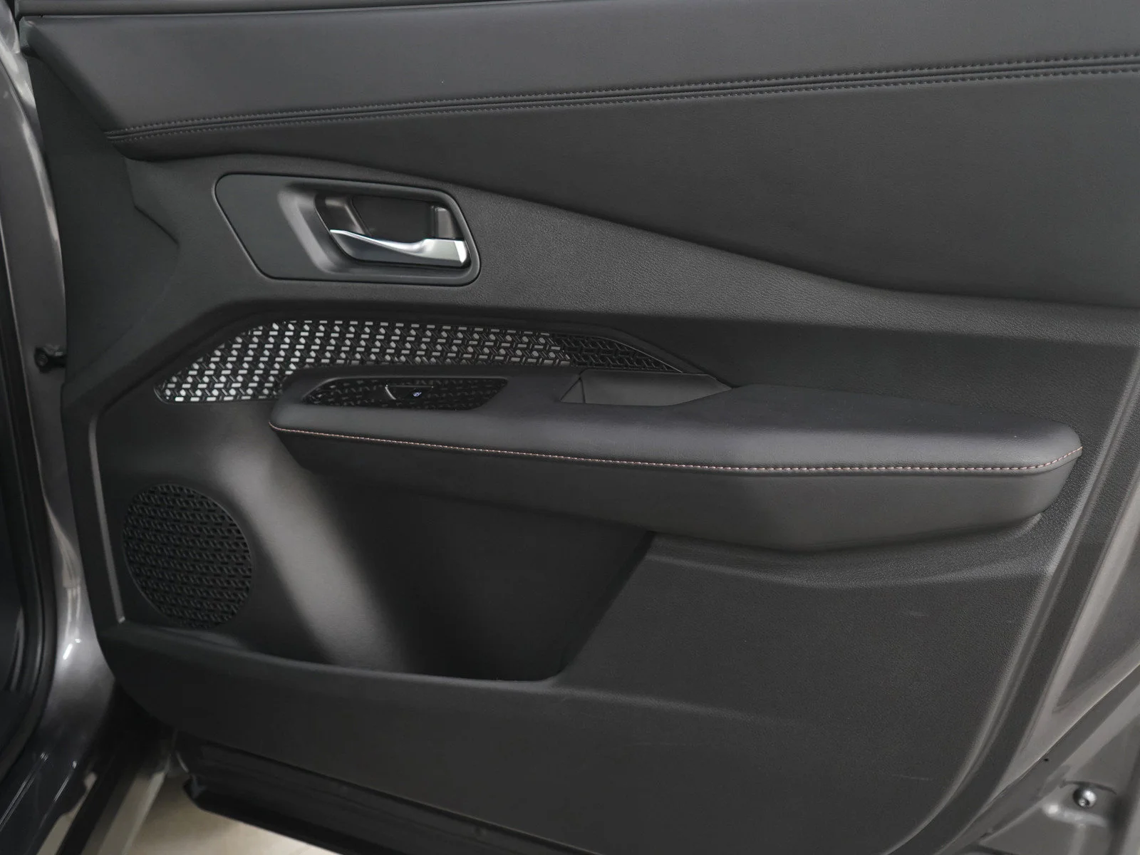 Used 2025 Gun Metallic Nissan ENGAGE image 9
