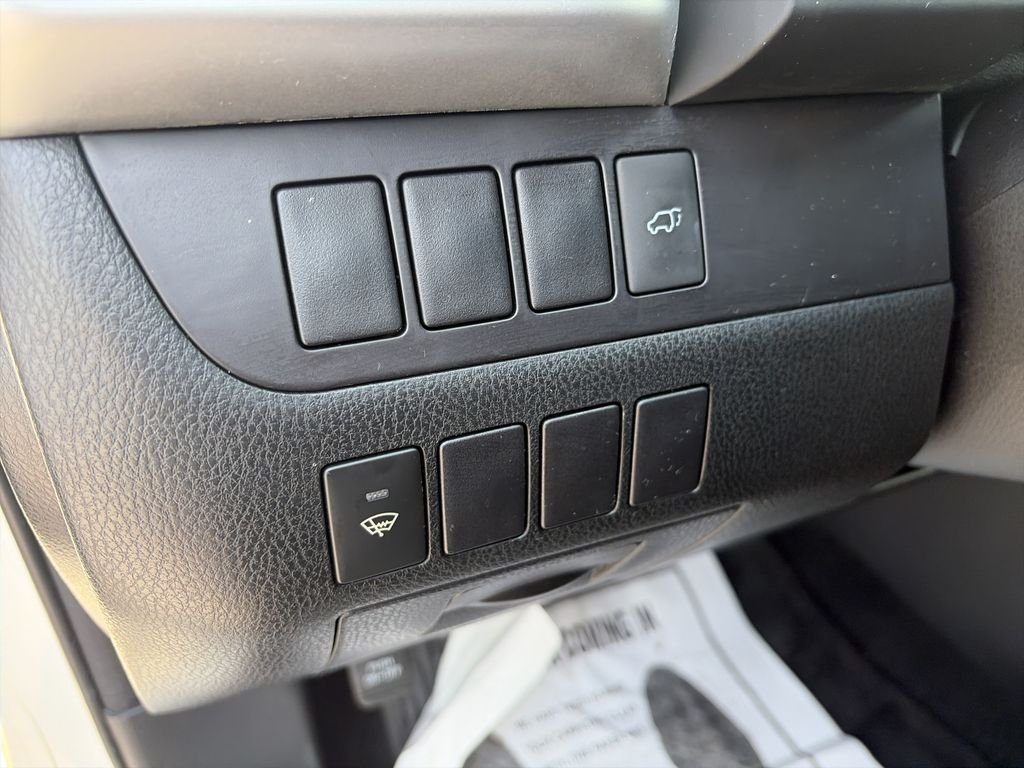 Used 2016 White Toyota XLE V6 image 19
