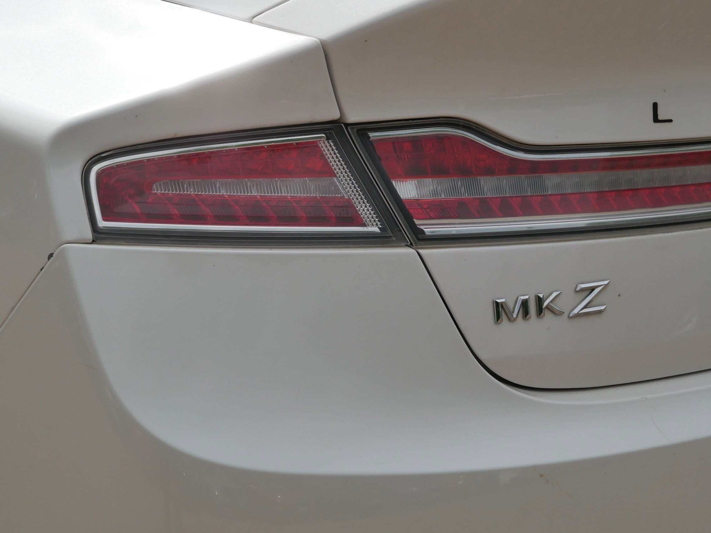 Used 2015 White Platinum Metallic Tri-Coat Lincoln Hybrid image 17