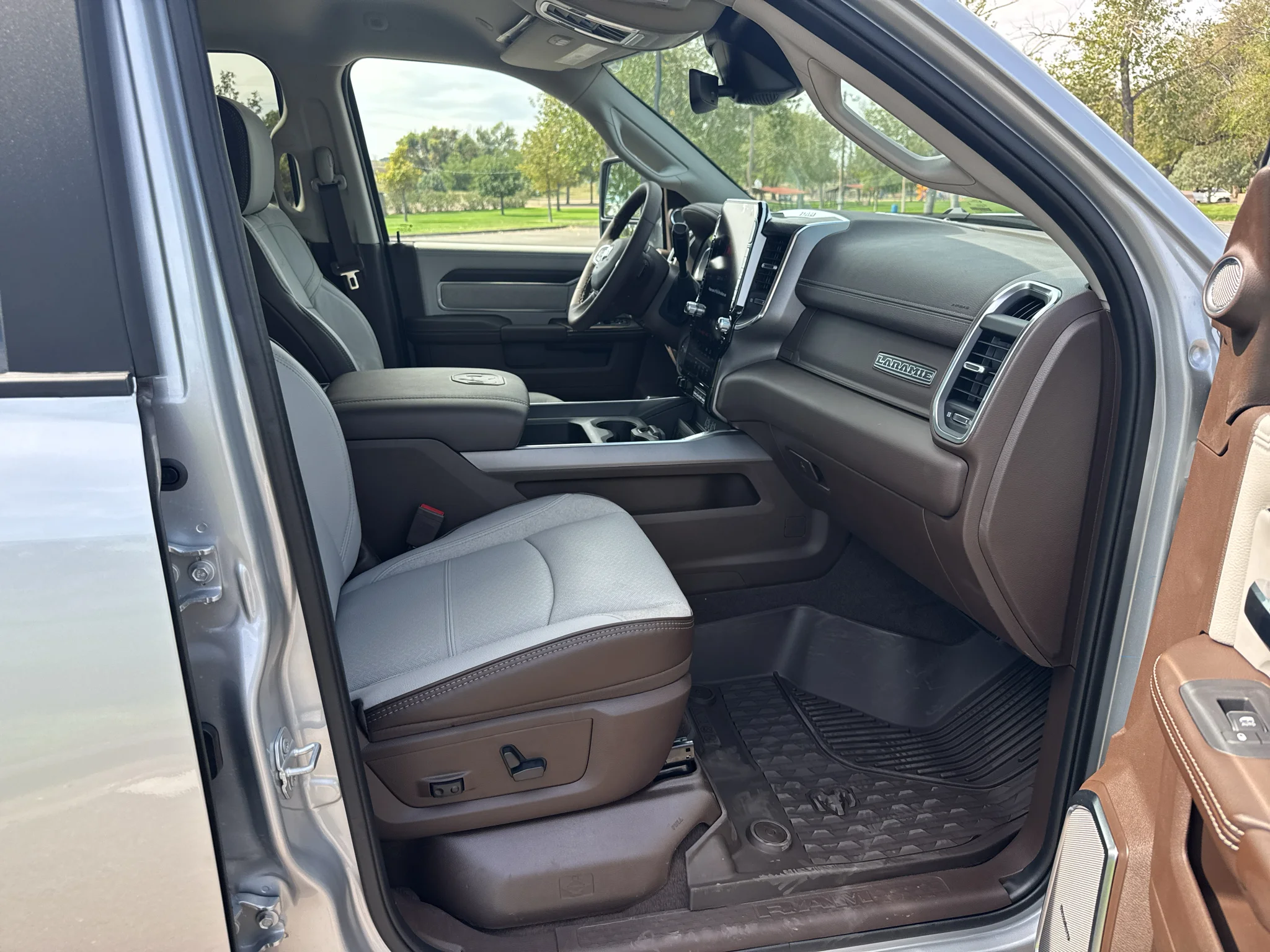 New 2027 Silver-Zynith Exterior Paint RAM Laramie image 10