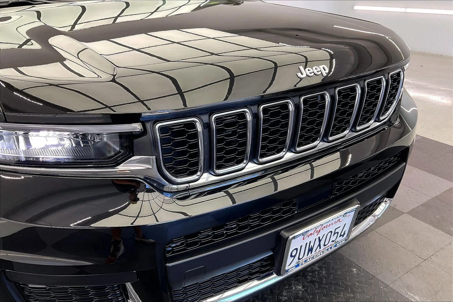 Used 2025 Diamond Black Crystal Pearlcoat Jeep Laredo image 30