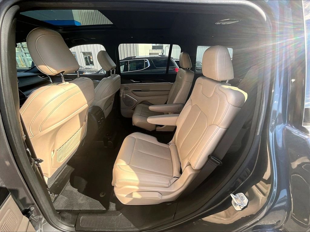 Used 2023 Metallic Jeep Limited image 15