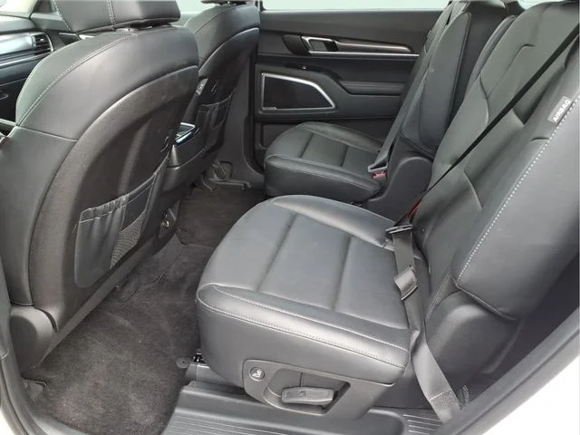 Used 2025 White Kia S image 17
