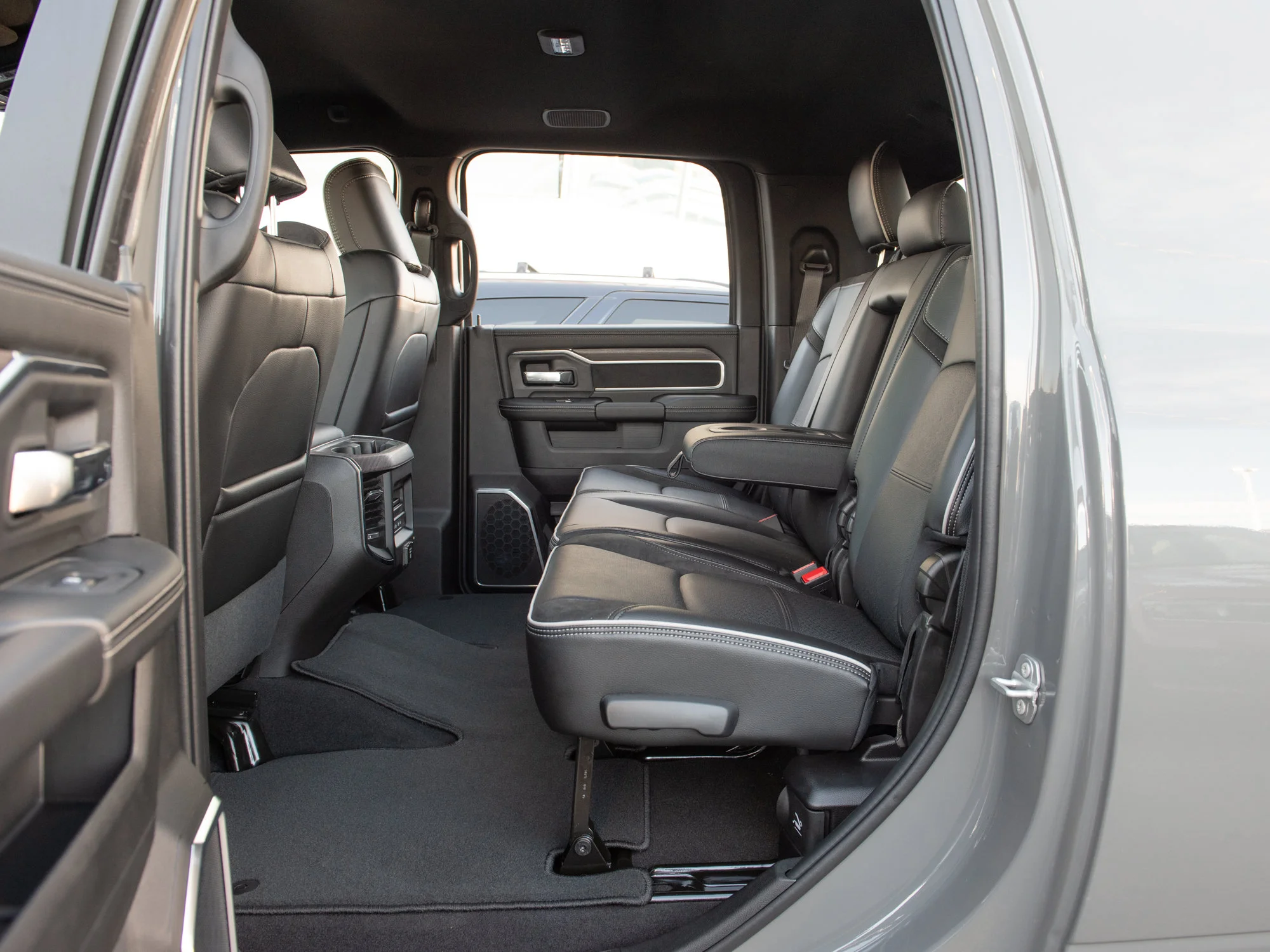 New 2027 Grey RAM Laramie Night* Mega Cab 4x4, Towing Tech Group, Rear Auto-Levelling Air Suspension image 26
