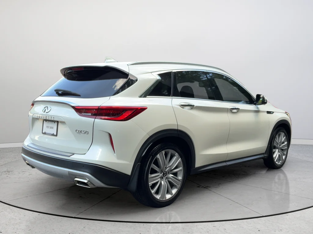 Used 2021 White INFINITI Sensory image 7