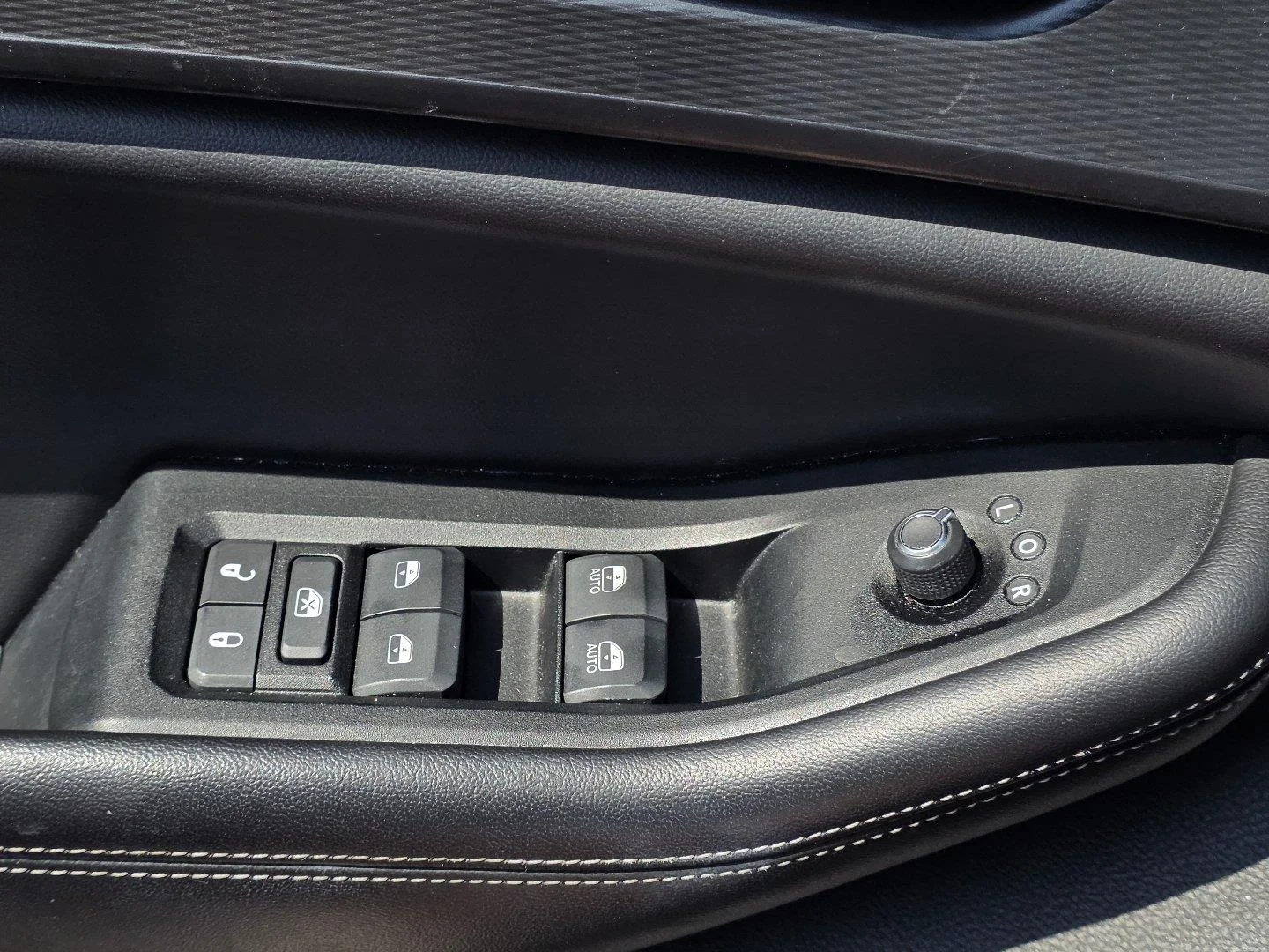 Used 2024 Diamond Black Crystal Pearlcoat Jeep Laredo image 25