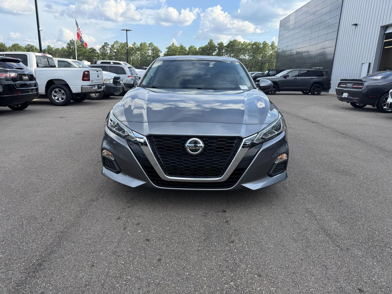 Used 2022 Gun Metallic Nissan 2.5 SV image 2