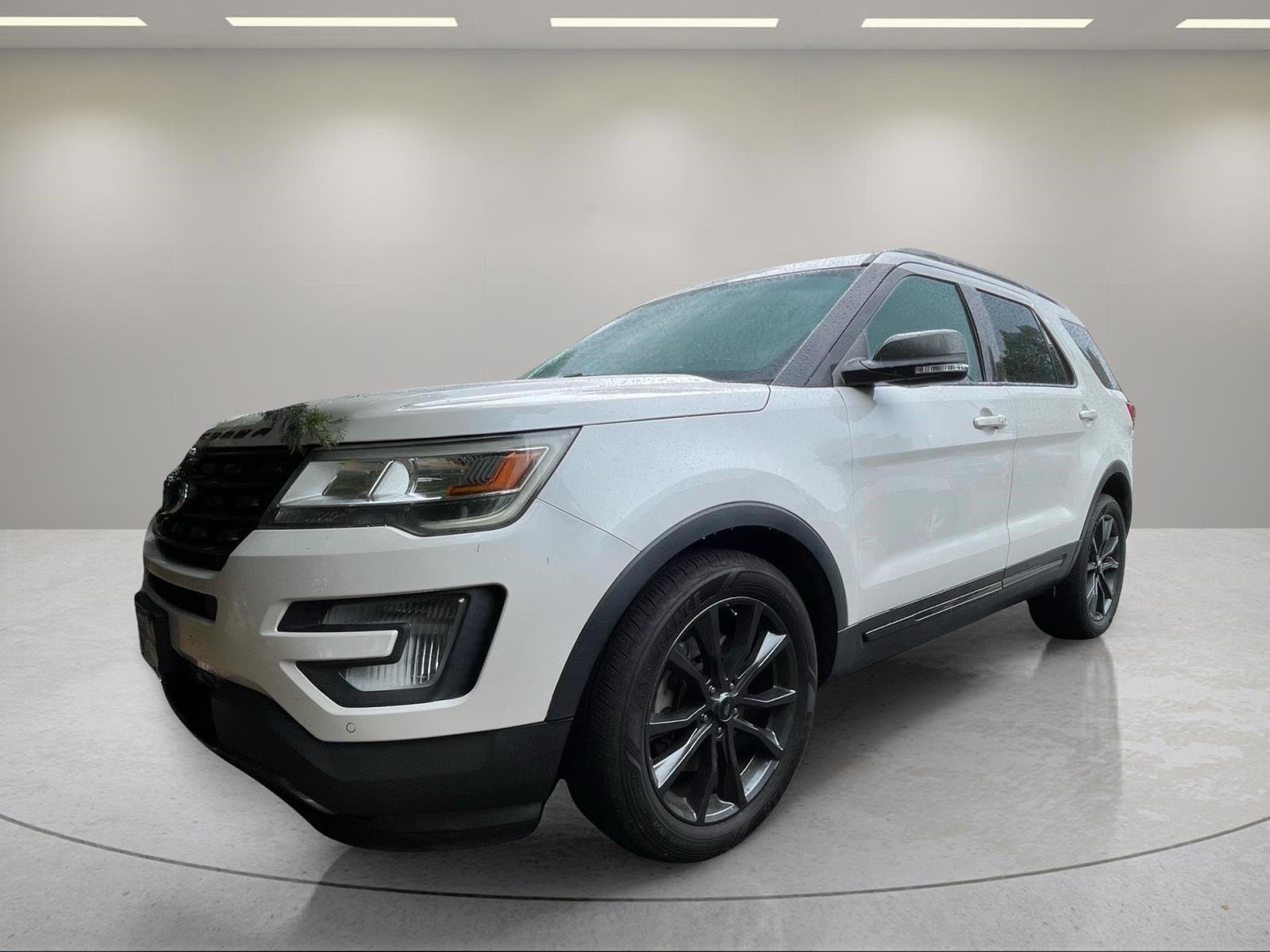 Used 2017 White Platinum Metallic Tri-Coat Ford XLT image 3