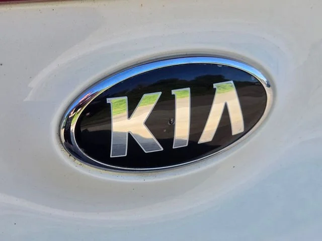 Used 2022 White Kia LX image 18