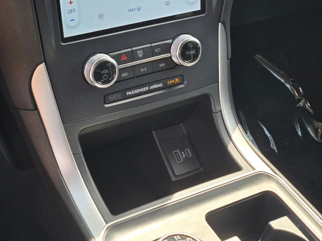 Used 2022 Gray Ford SE image 24