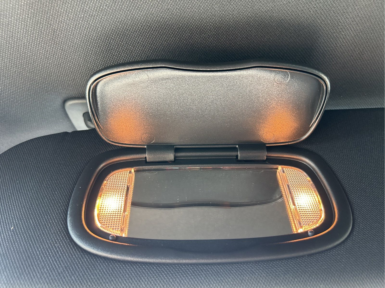 New 2027 Bright White Clear-Coat Exterior Paint Chrysler Select image 33