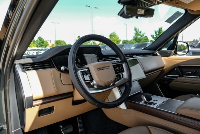 New 2026 Belgravia Green Land Rover SE image 3