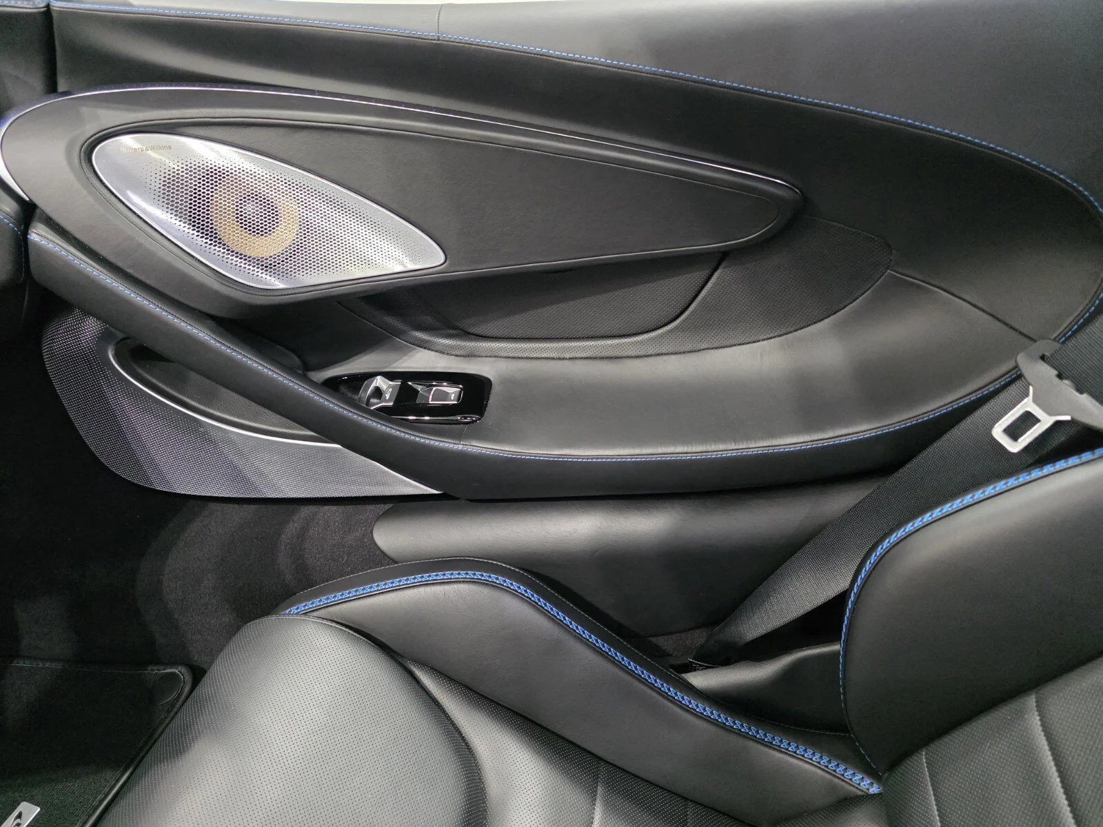 Used 2023 MSO Volcano Blue McLaren  image 15