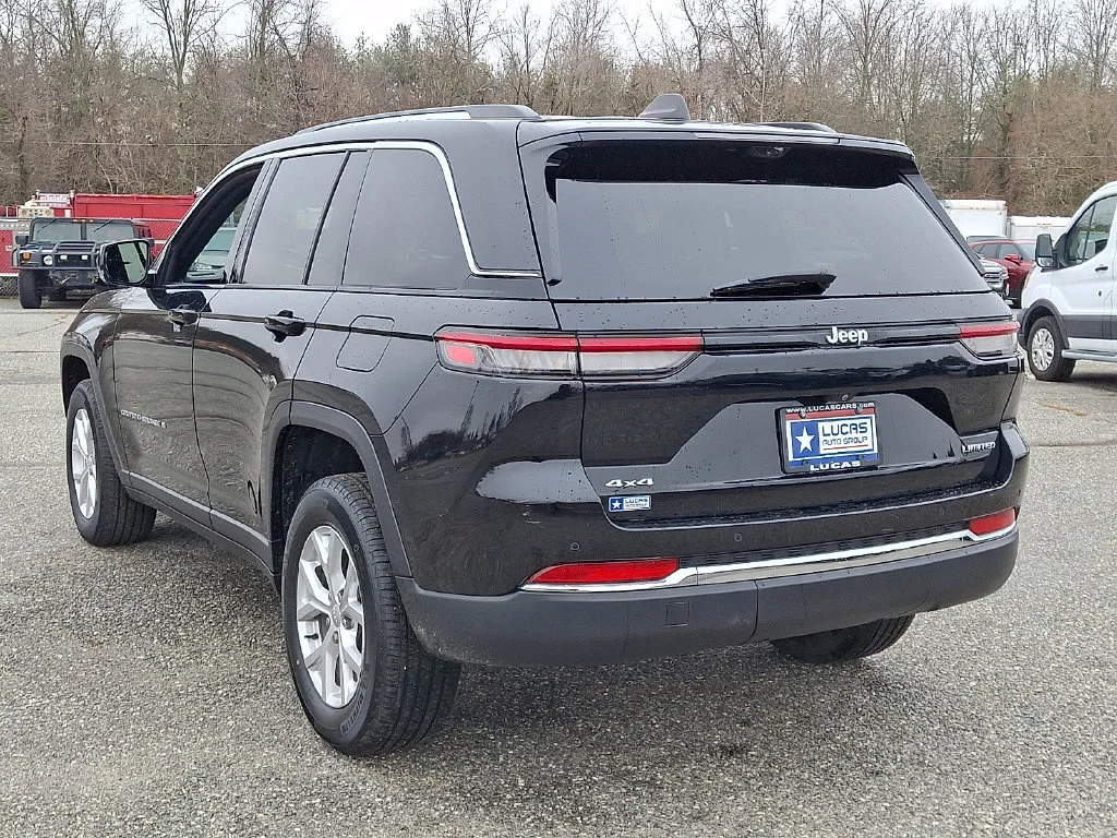 Used 2023 Diamond Black Crystal Pearlcoat Jeep Limited image 9
