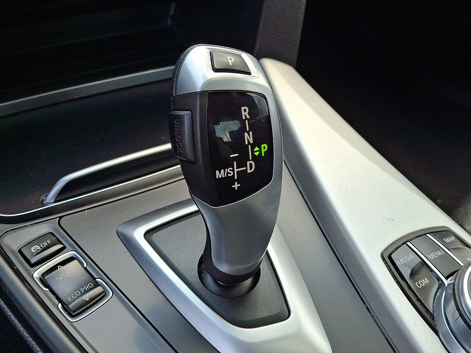 Used 2018 Mineral Gray Metallic BMW 320i xDrive image 16