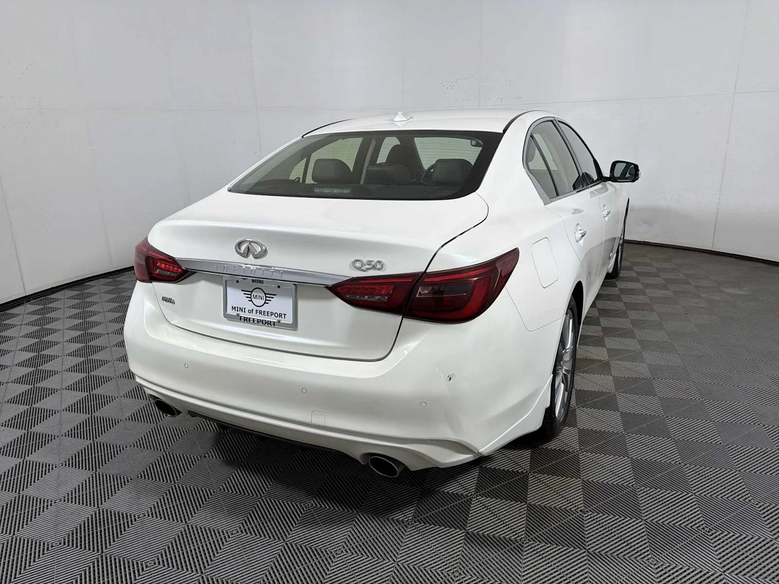 Used 2023 Majestic White INFINITI LUXE image 6