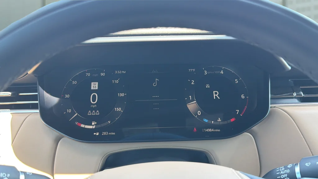 Used 2025  Land Rover SE image 28