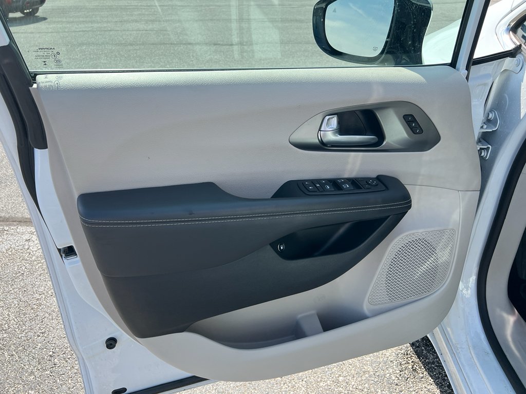 2024 Chrysler Pacifica PHEV Select - Photo 10