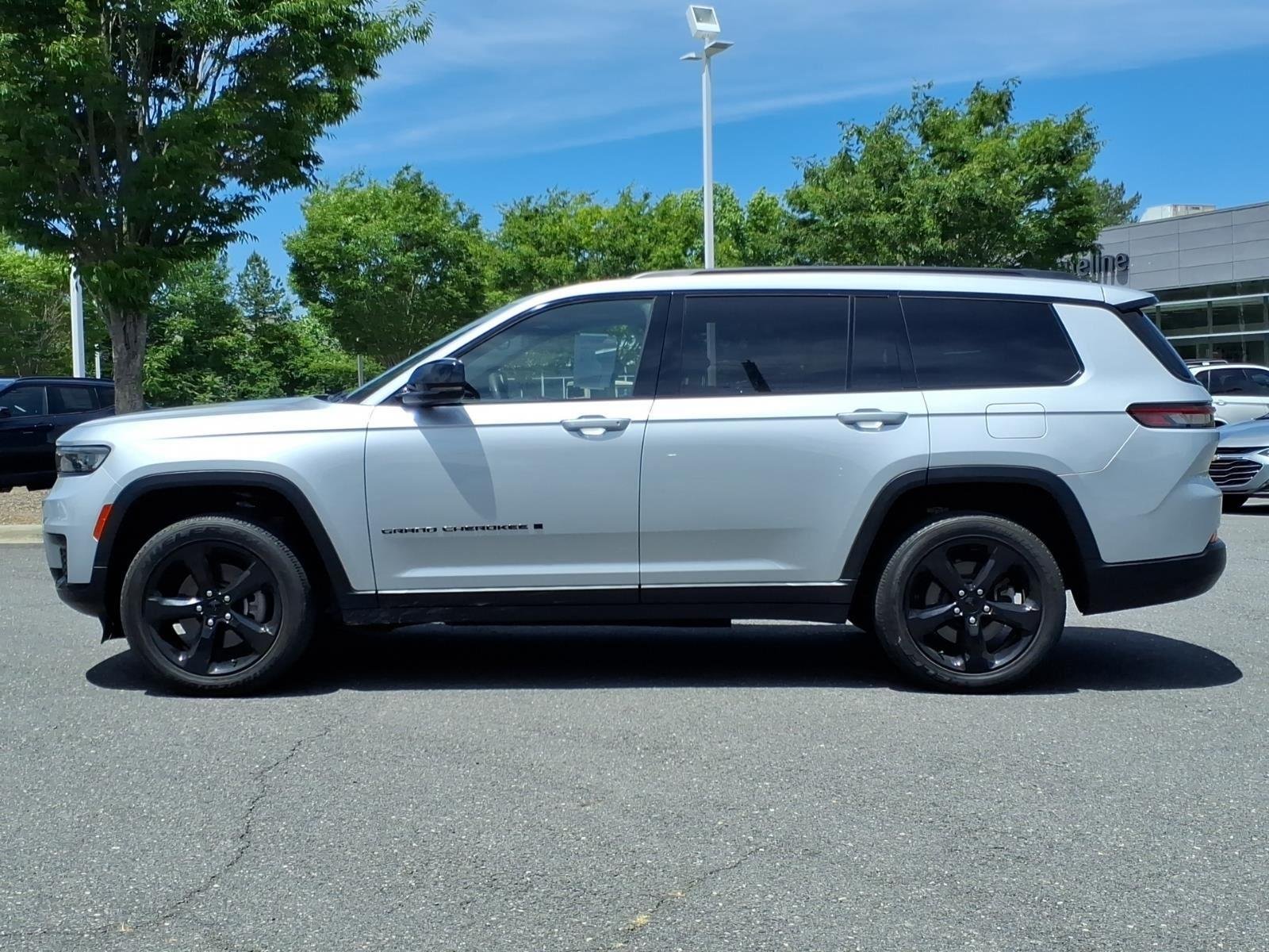 Used 2023 Silver Zynith Jeep Altitude image 3