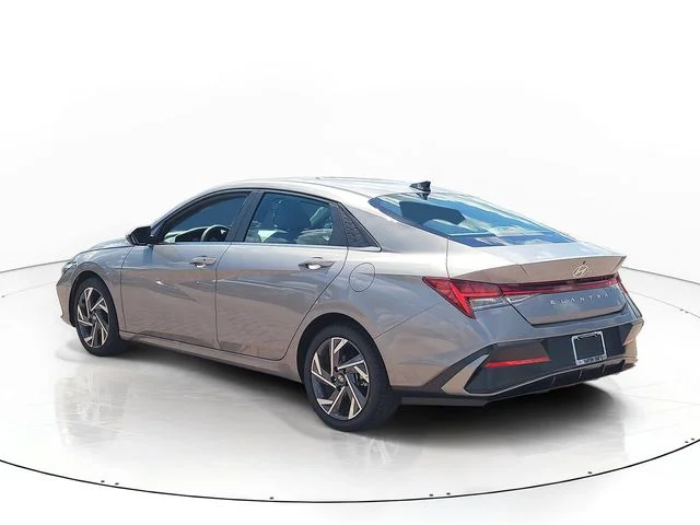 Used 2025  Hyundai SEL Convenience image 7