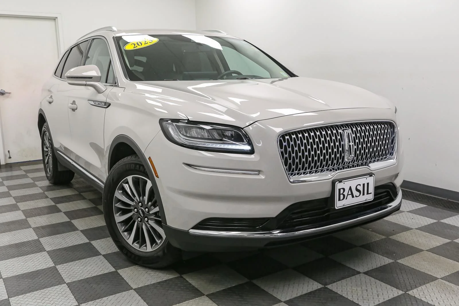 Used 2023 Ceramic Pearl Metallic Tinted Clearcoat Lincoln Standard image 2