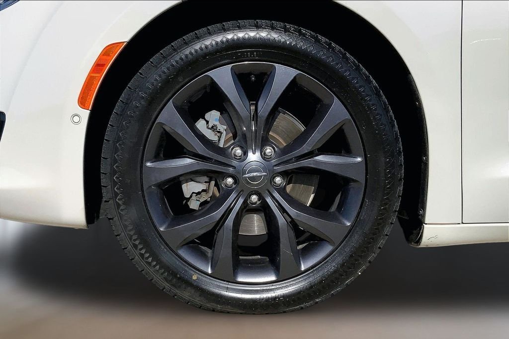 Used 2020 Luxury White Pearlcoat Chrysler Touring L Plus image 9