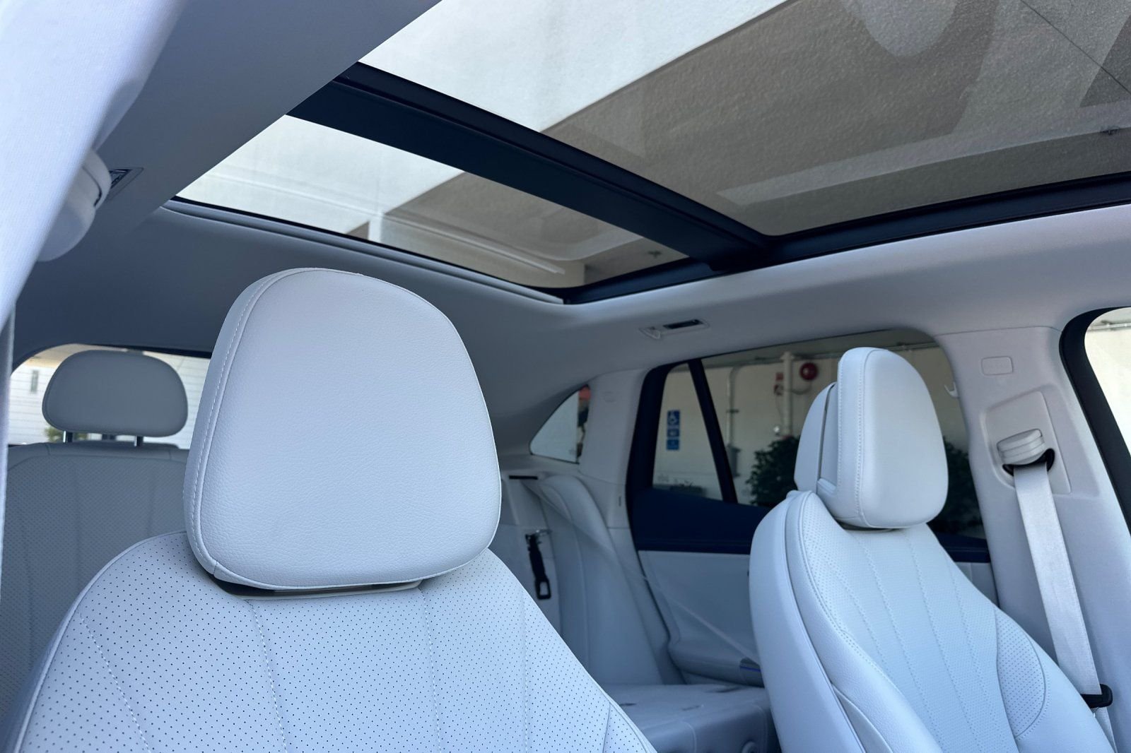New 2026 White/off-white Mercedes-Benz 320 SUV image 17