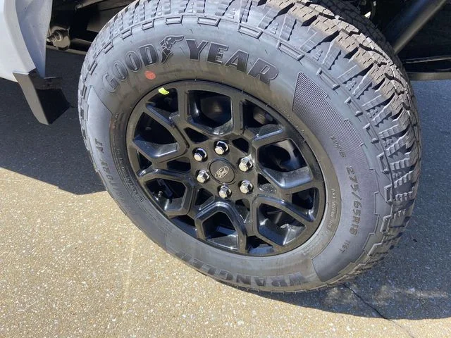 New 2026 Oxford White Ford XLT image 7