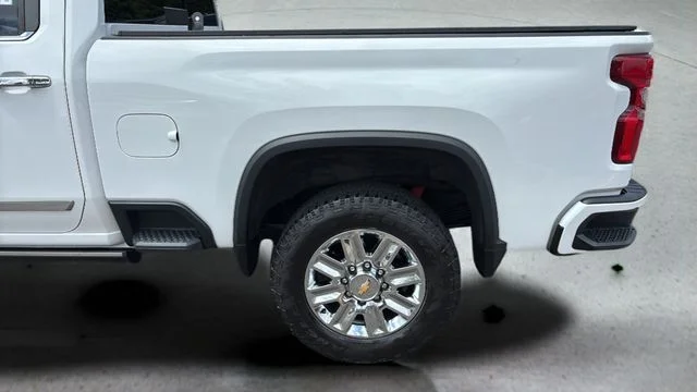 Used 2024 White Chevrolet High Country image 39