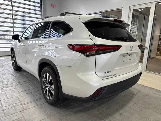 Used 2023 Pearl Toyota XLE image 3