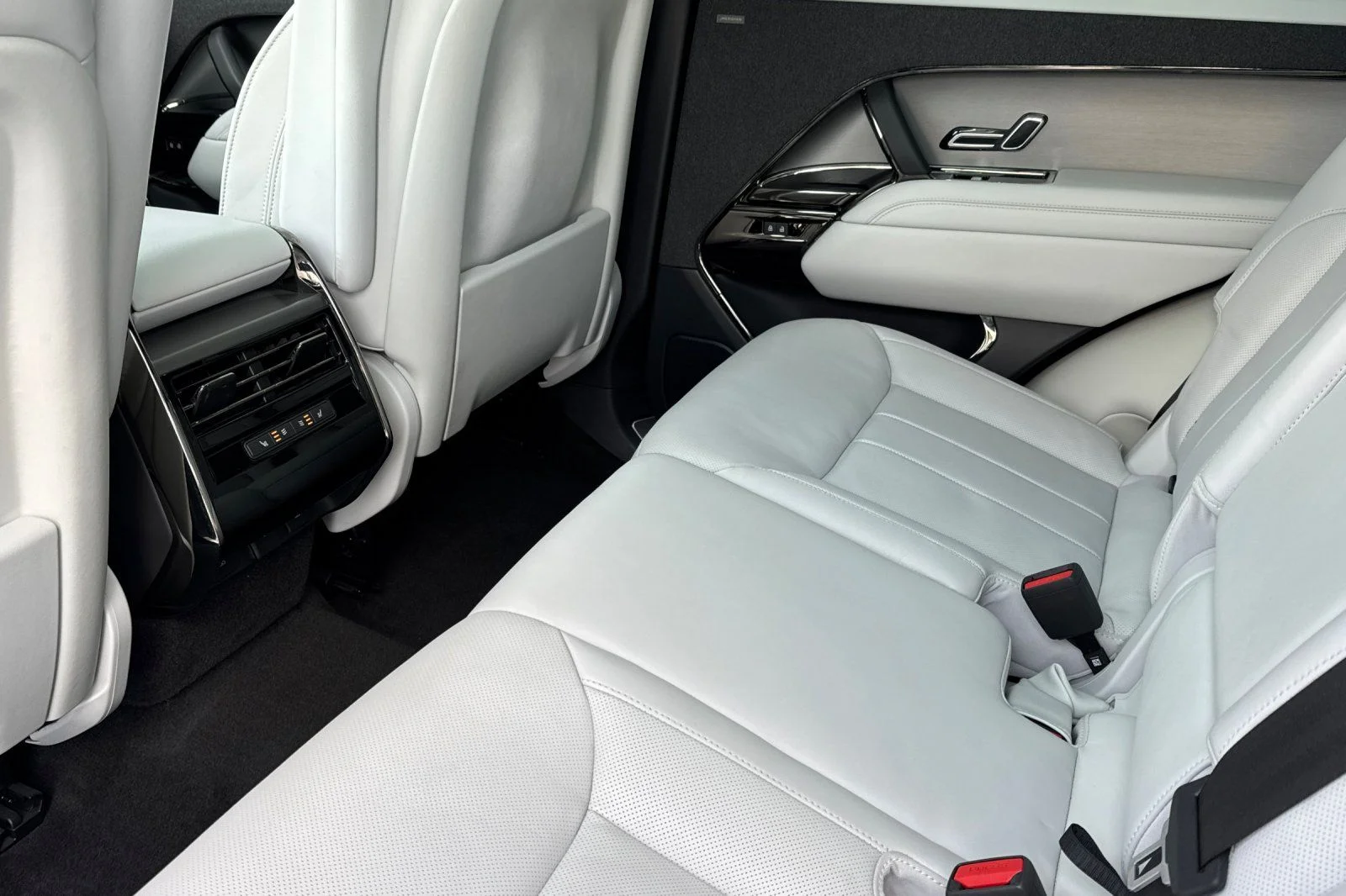Used 2023 White Land Rover SE image 12