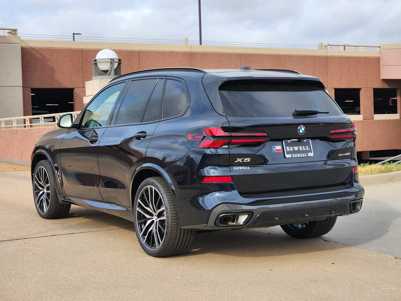 New 2026 Carbon Black Metallic BMW xDrive40i image 3