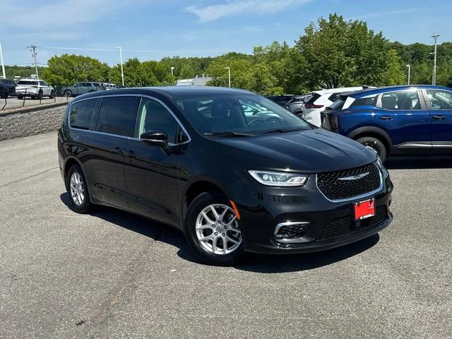 Used 2023 Black Chrysler Touring L image 2