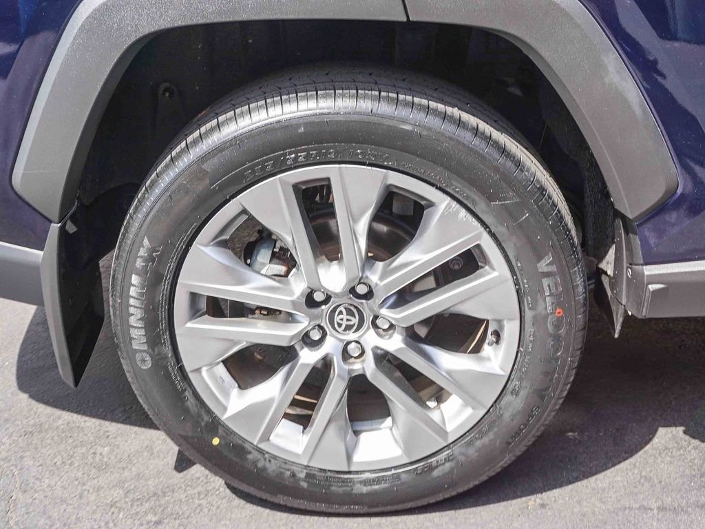 Used 2023  Toyota XLE Premium image 8