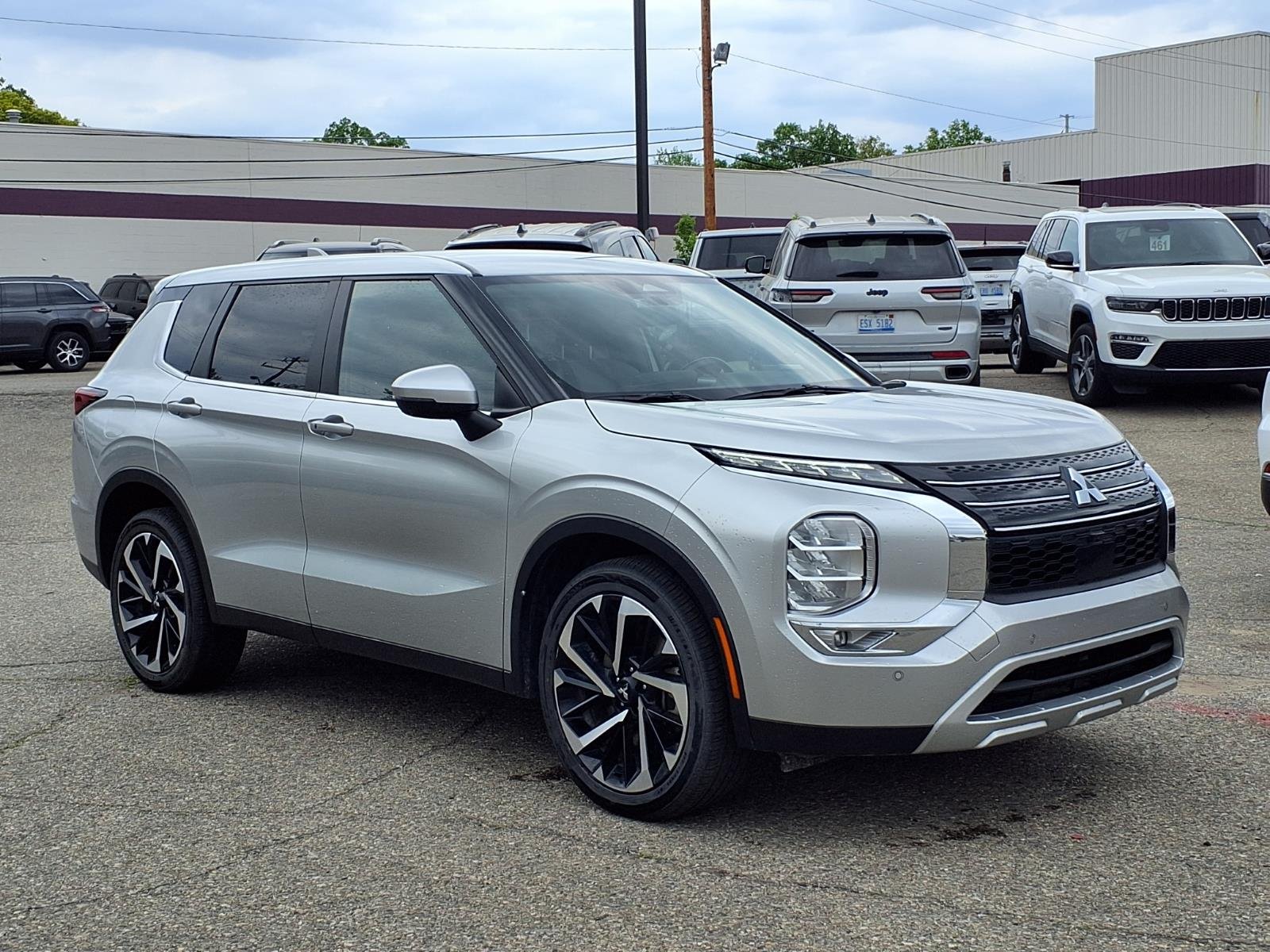 2024 Mitsubishi Outlander SE 2WD's photo