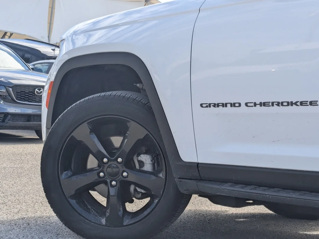 Certified Used 2024 White Jeep Limited - - 4x4 - Luxury Tech II - Black Appearance - Command View Sunroof & More! image 9