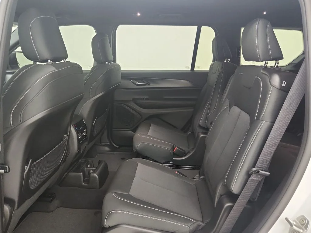 New 2026 Bright White Clear-Coat Exterior Paint Jeep Laredo image 28