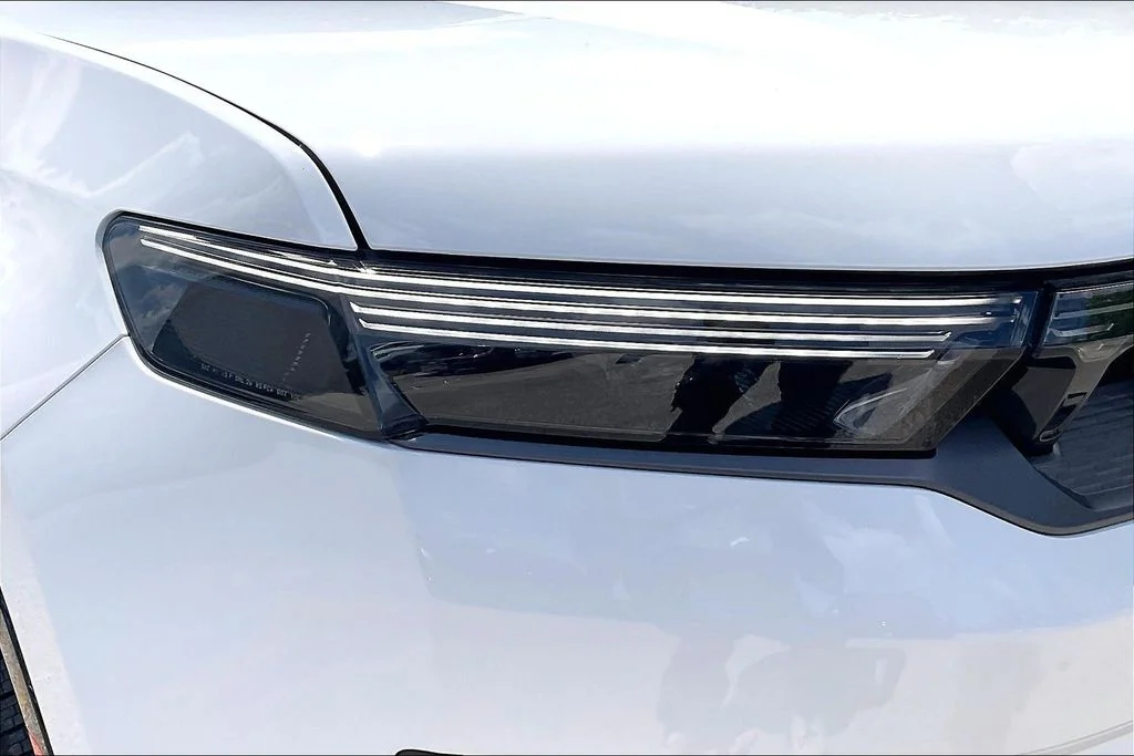 New 2026 Bright White Clear-Coat Exterior Paint Jeep Summit Reserve image 16